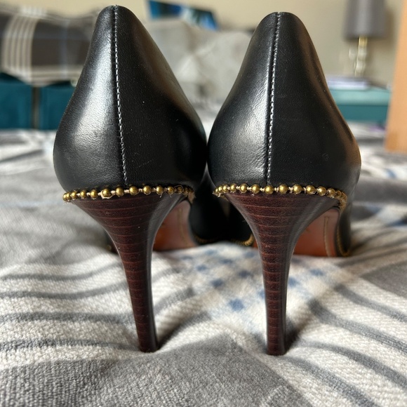 Coach women's pump with beadchain - Picture 5 of 11